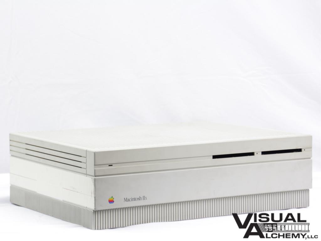 1988 Macintosh IIX 5M840 136